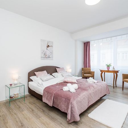 Perla Hradce 302 Appartement Hradec Králové Buitenkant foto