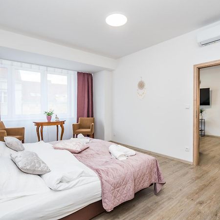Perla Hradce 302 Appartement Hradec Králové Buitenkant foto