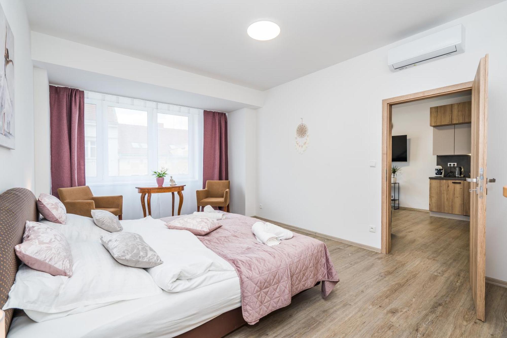 Perla Hradce 302 Appartement Hradec Králové Buitenkant foto