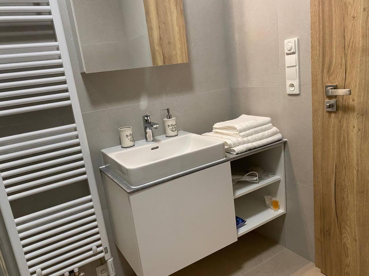 Perla Hradce 302 Appartement Hradec Králové Buitenkant foto